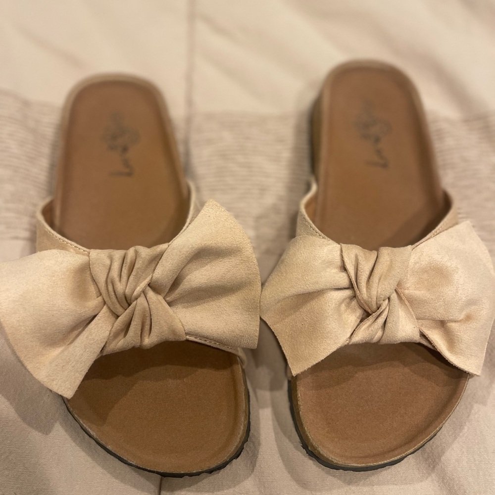 Slides w/ Bow - Picture 2 of 4